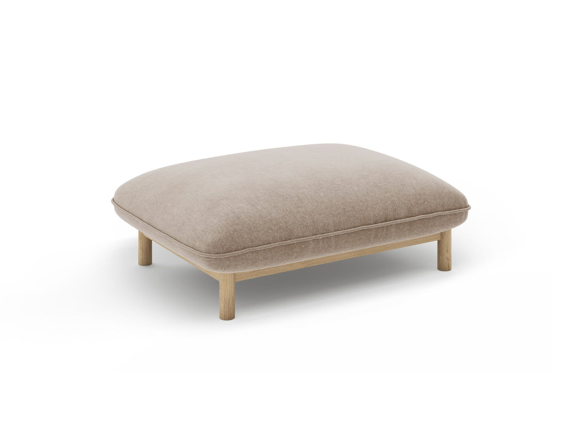 Pouf Ada von Micadoni in Mandel beige mit Casino-Veloursstoff, Holzbeinen und runder, gepolsterter Sitzfläche.