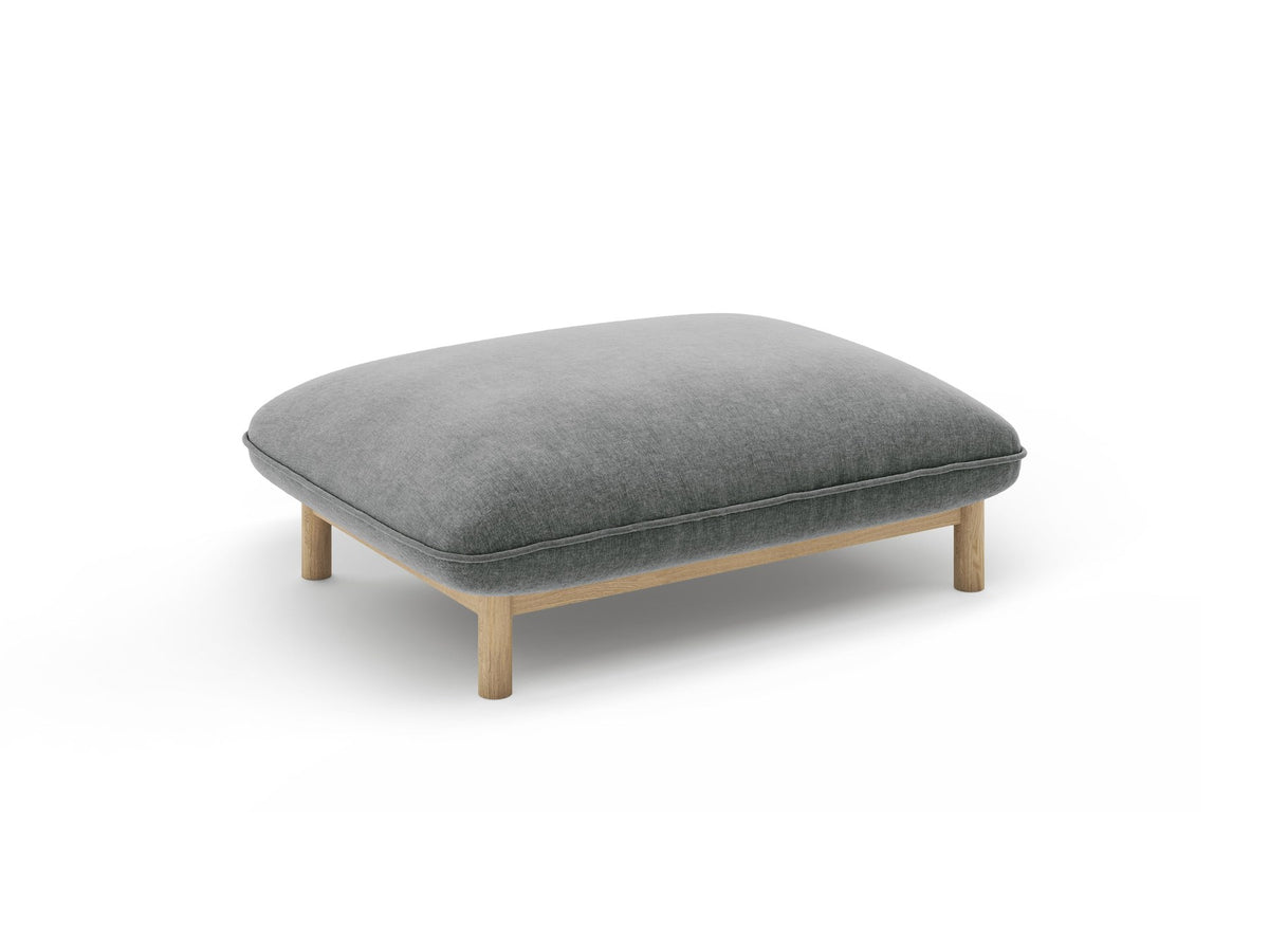 Pouf Ada von Micadoni in Mandel beige mit Casino-Veloursstoff, Holzbeinen und runder, gepolsterter Sitzfläche.