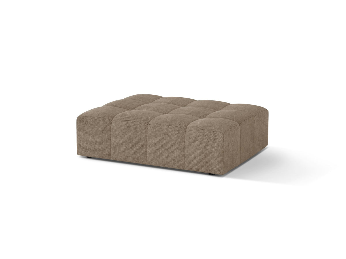 Beiger Pouf Jennifer von Micadoni mit Bluvel-Stoffbezug und schwarzen Kunststoffbeinen, Masse 102 x 84 x 42 cm, freigestellt fotografiert.