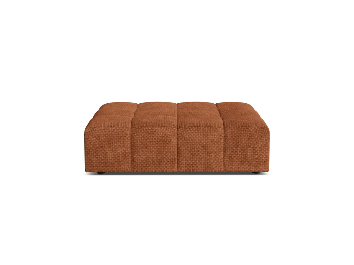 Beiger Pouf Jennifer von Micadoni mit Bluvel-Stoffbezug und schwarzen Kunststoffbeinen, Masse 102 x 84 x 42 cm, freigestellt fotografiert.