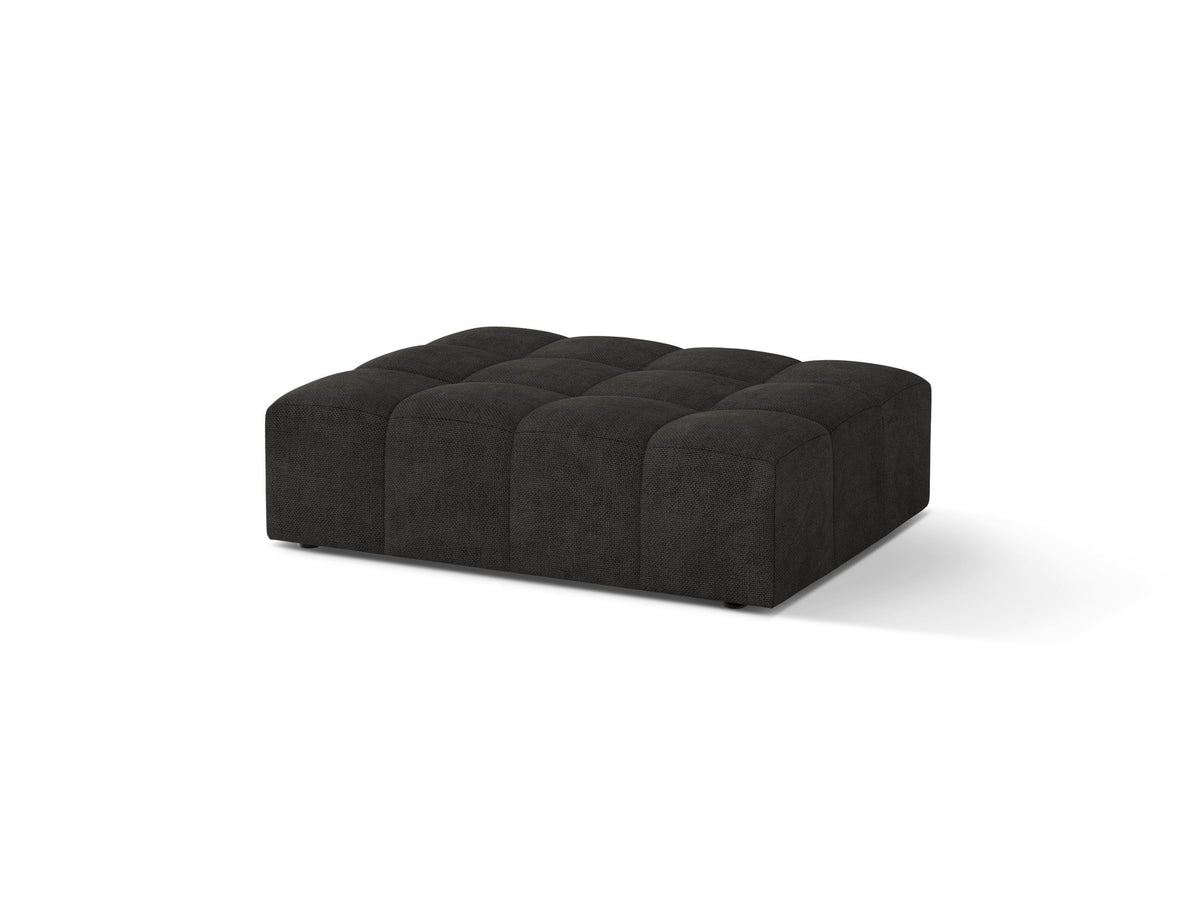 Beiger Pouf Jennifer von Micadoni mit Bluvel-Stoffbezug und schwarzen Kunststoffbeinen, Masse 102 x 84 x 42 cm, freigestellt fotografiert.