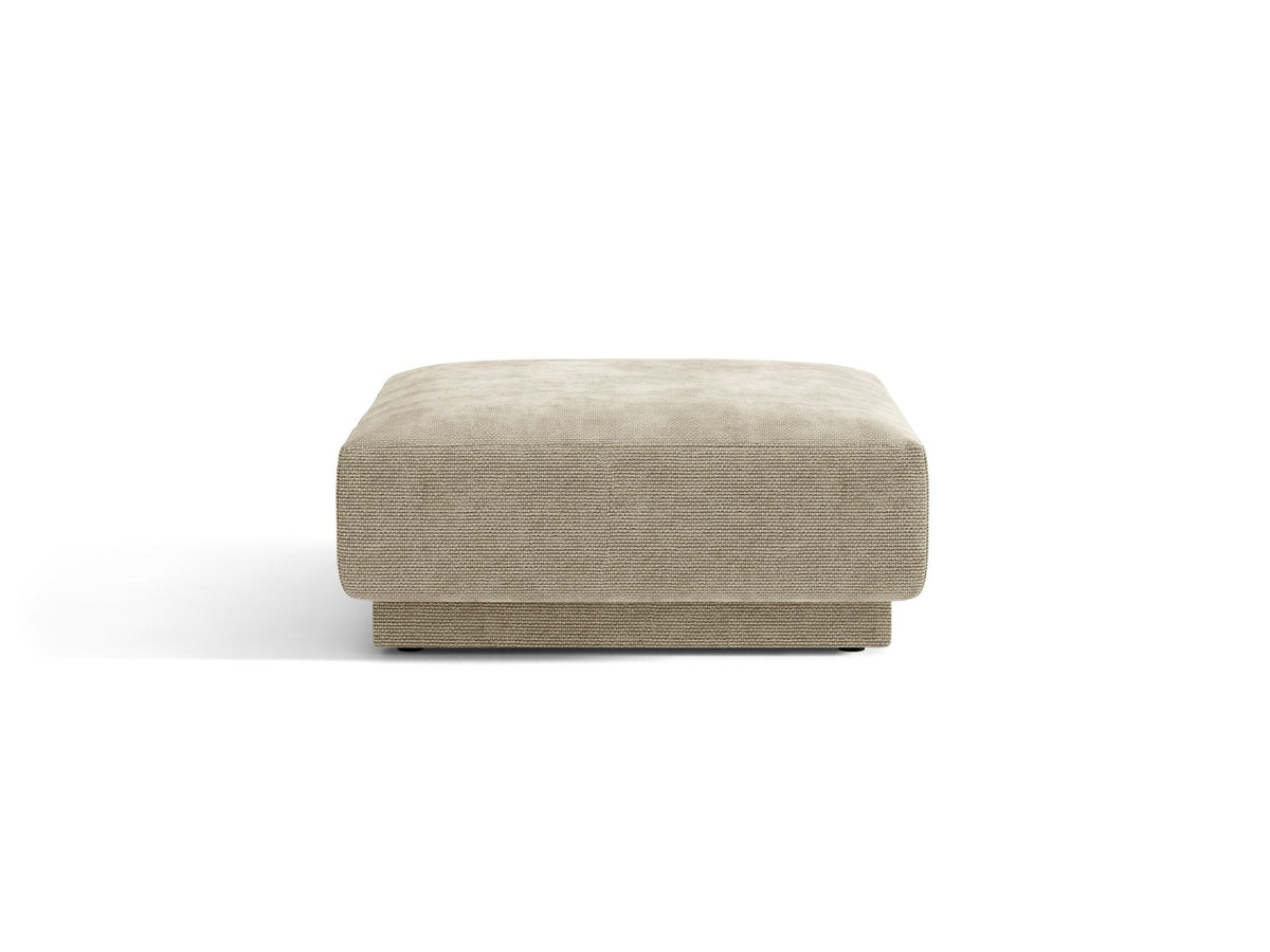 Dunkelbeiger Pouf Miley von Micadoni mit samtartigem Bluvel-Stoffbezug, quadratischer Form und kurzen Polypropylen-Beinen auf hellem Hintergrund