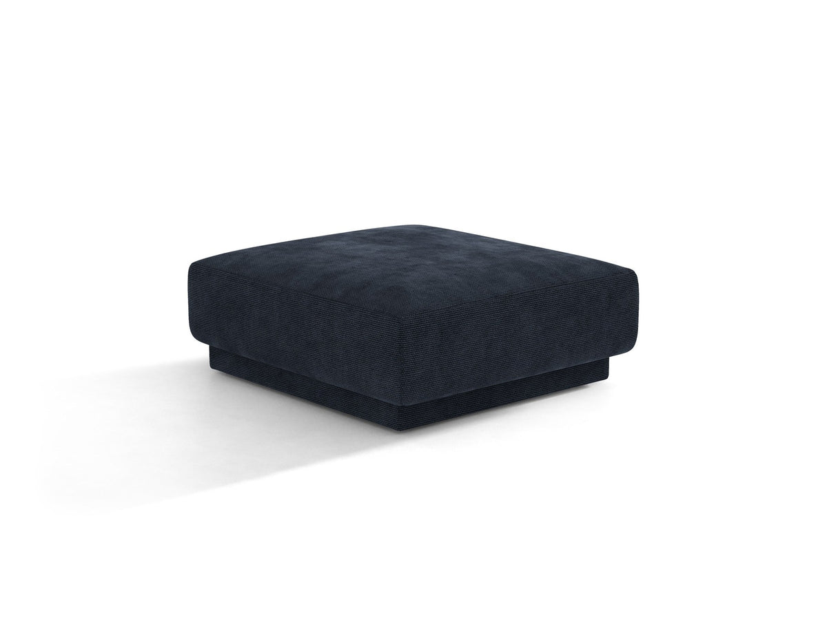 Dunkelbeiger Pouf Miley von Micadoni mit samtartigem Bluvel-Stoffbezug, quadratischer Form und kurzen Polypropylen-Beinen auf hellem Hintergrund