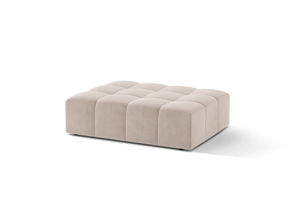 Beiger Pouf Jennifer von Micadoni mit Bluvel-Stoffbezug und schwarzen Kunststoffbeinen, Masse 102 x 84 x 42 cm, freigestellt fotografiert.