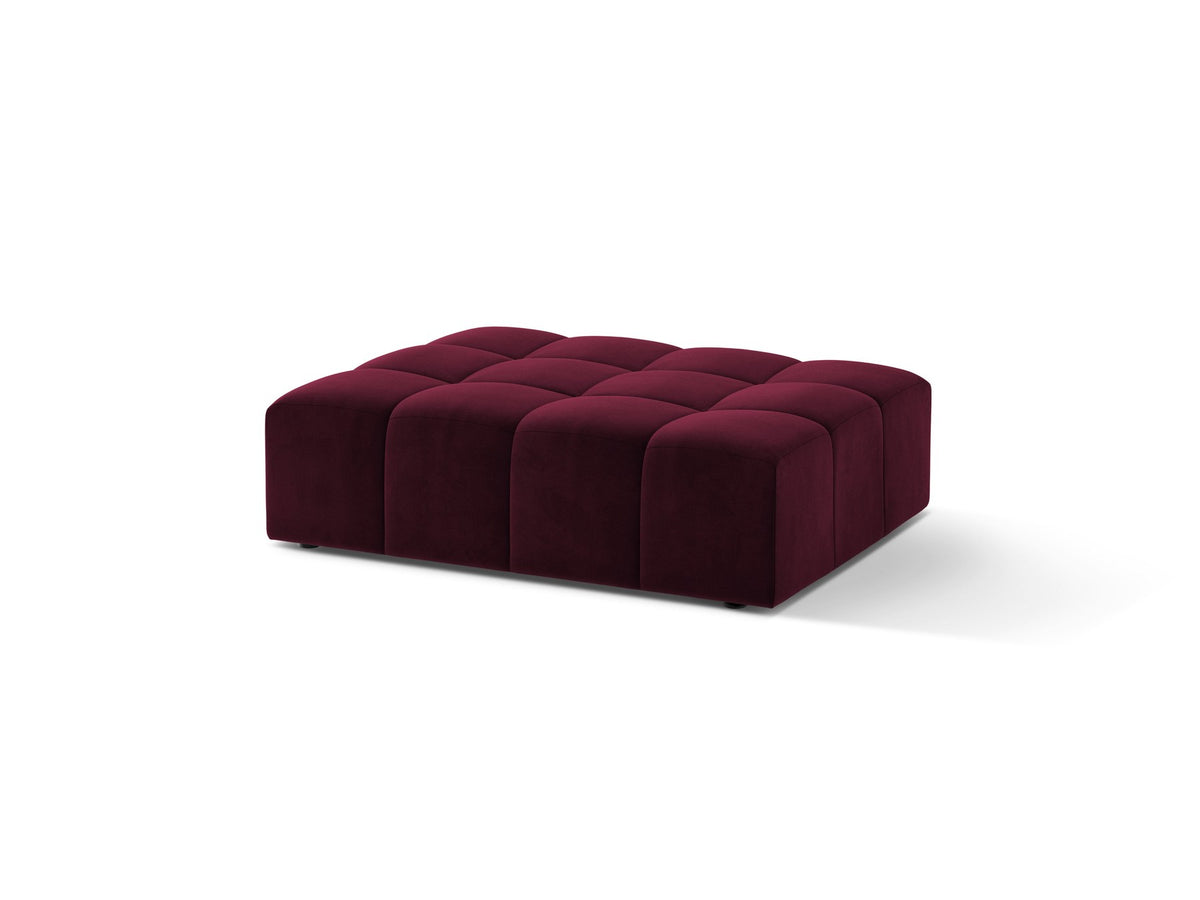 Beiger Pouf Jennifer von Micadoni mit Bluvel-Stoffbezug und schwarzen Kunststoffbeinen, Masse 102 x 84 x 42 cm, freigestellt fotografiert.