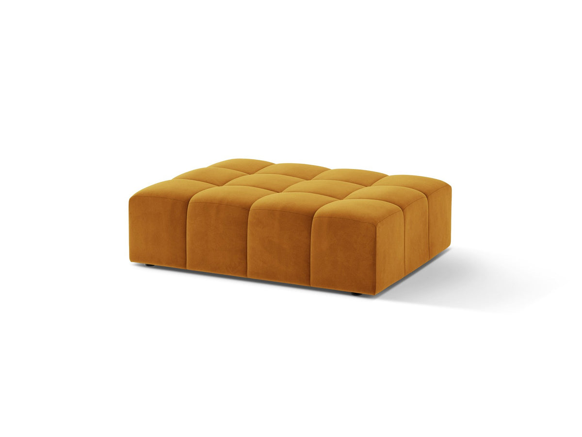Beiger Pouf Jennifer von Micadoni mit Bluvel-Stoffbezug und schwarzen Kunststoffbeinen, Masse 102 x 84 x 42 cm, freigestellt fotografiert.