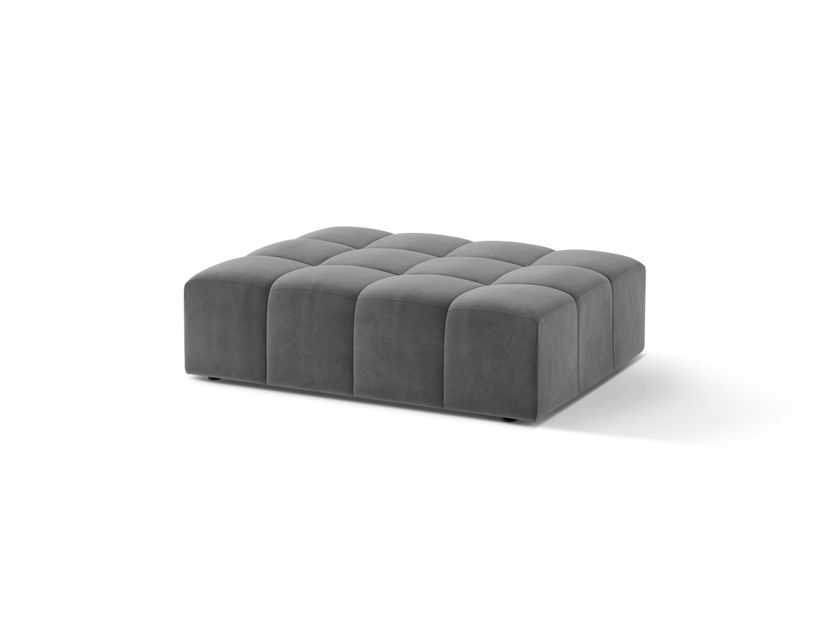 Beiger Pouf Jennifer von Micadoni mit Bluvel-Stoffbezug und schwarzen Kunststoffbeinen, Masse 102 x 84 x 42 cm, freigestellt fotografiert.