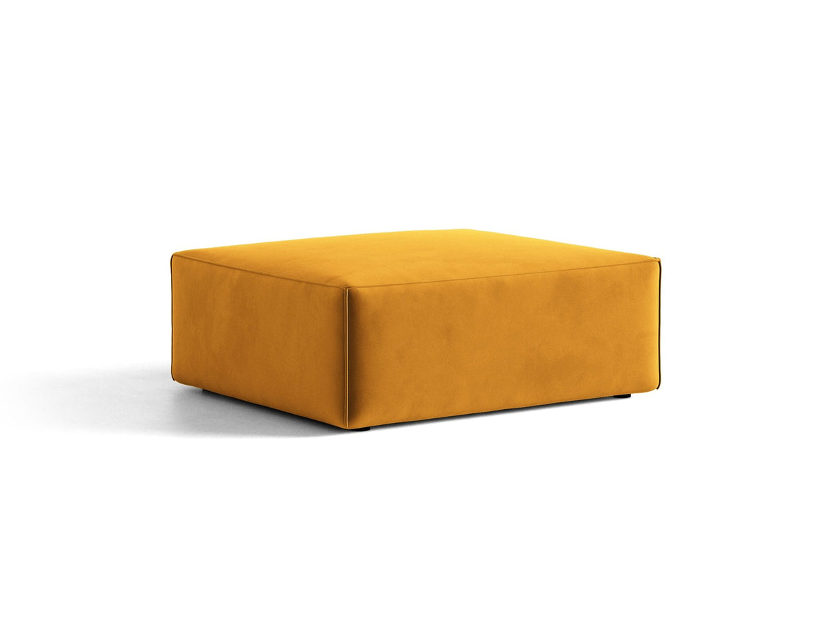 Beiger Pouf Jodie von Micadoni mit Venus-Samtbezug, rechteckiger Form, Polypropylen-Füssen und gepolsterter Sitzfläche aus Polyurethanschaum.
