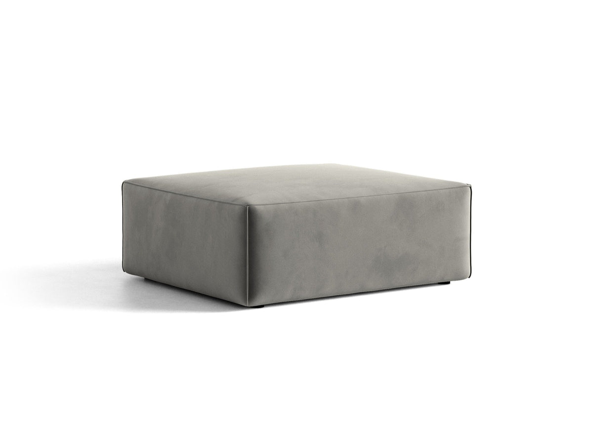 Beiger Pouf Jodie von Micadoni mit Venus-Samtbezug, rechteckiger Form, Polypropylen-Füssen und gepolsterter Sitzfläche aus Polyurethanschaum.