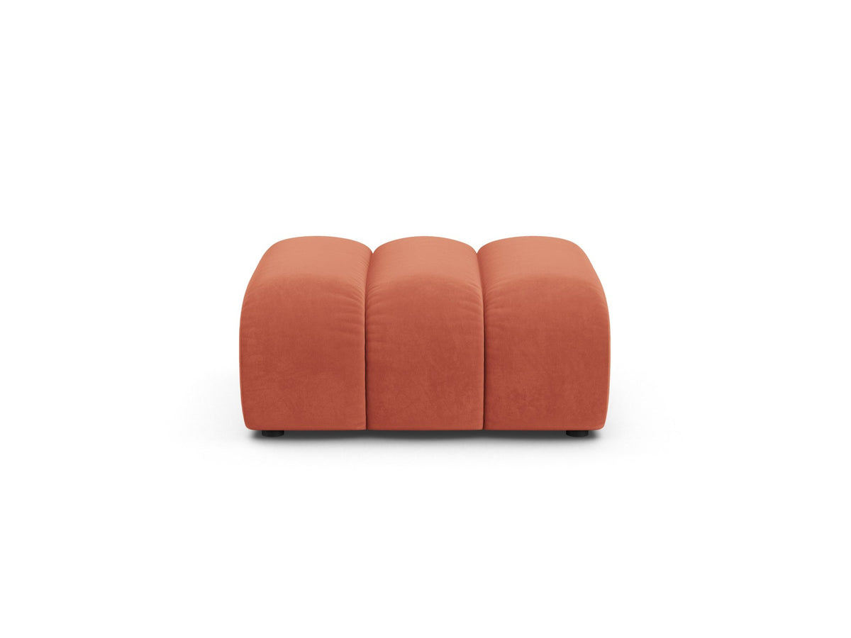 Beiger Pouf Lupine von Micadoni aus Venus-Samtstoff mit kurzen Kunststoffbeinen, quadratische Form, Masse 95x92x43 cm.
