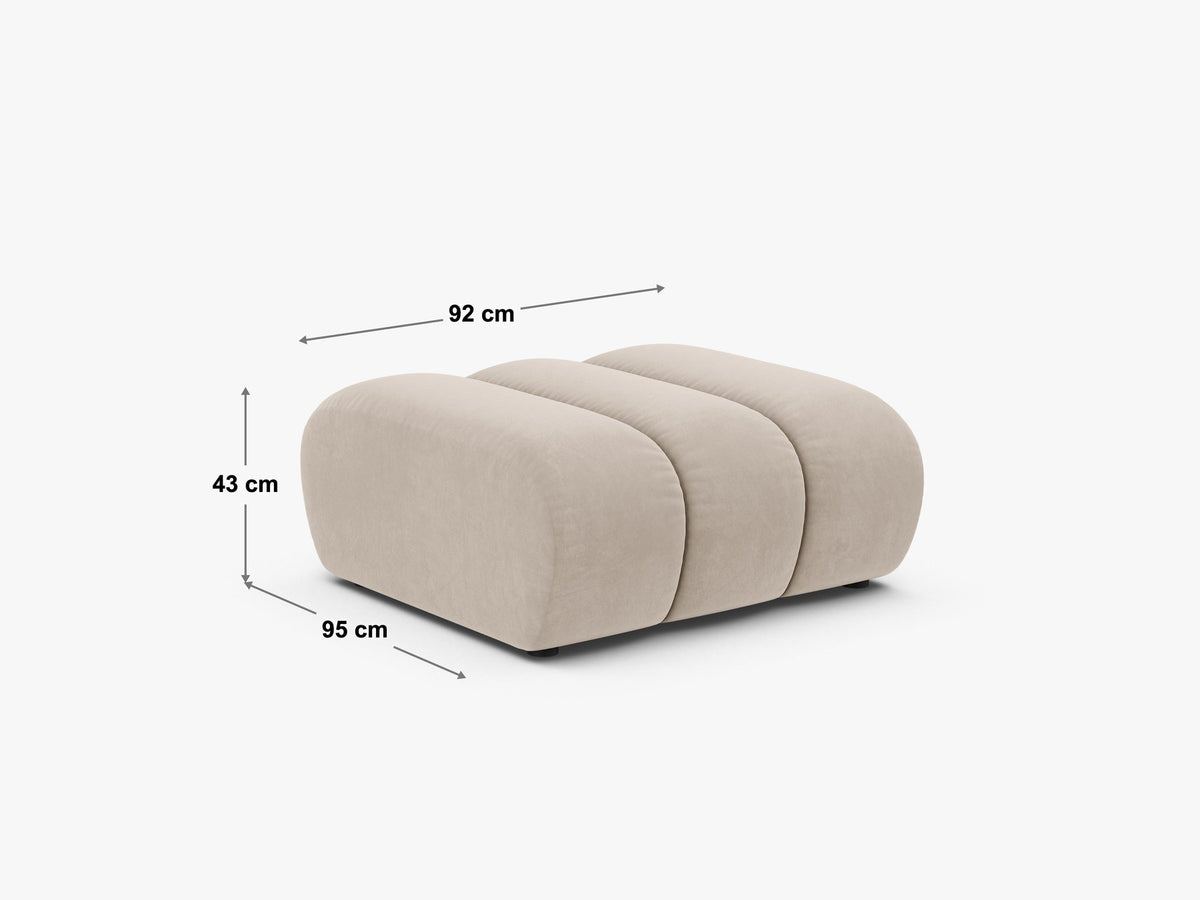 Beiger Pouf Lupine von Micadoni aus Venus-Samtstoff mit kurzen Kunststoffbeinen, quadratische Form, Masse 95x92x43 cm.