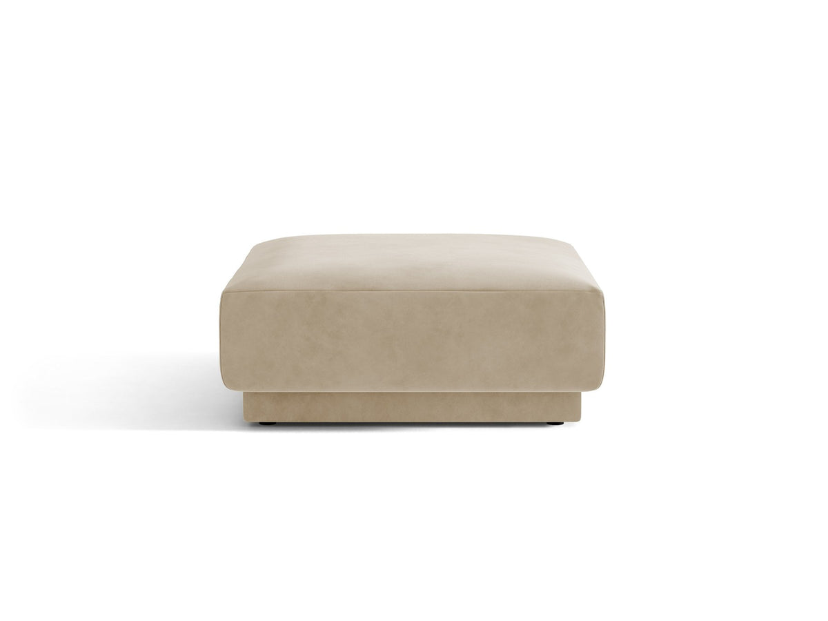 Dunkelbeiger Pouf Miley von Micadoni mit samtartigem Bluvel-Stoffbezug, quadratischer Form und kurzen Polypropylen-Beinen auf hellem Hintergrund