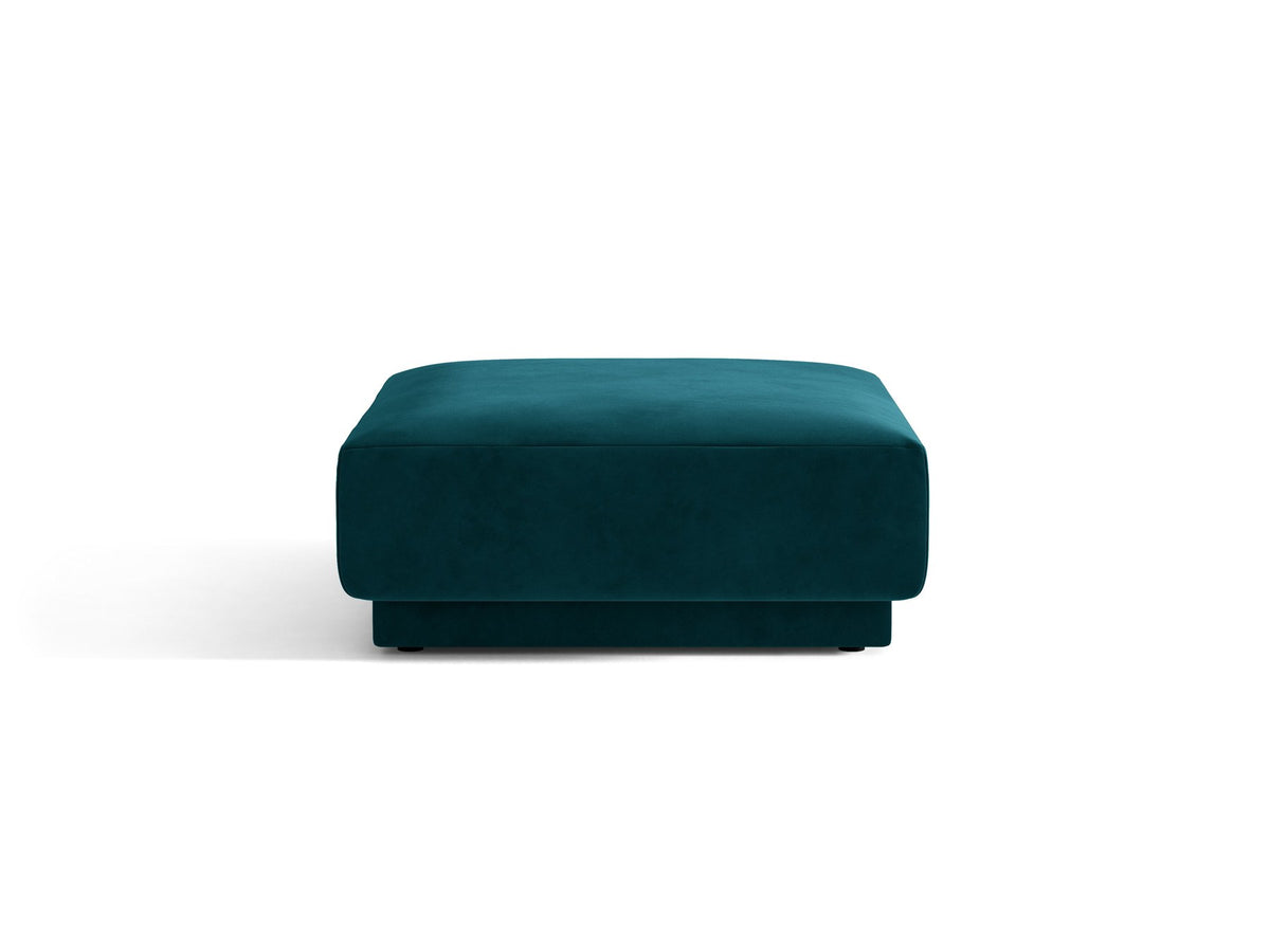 Dunkelbeiger Pouf Miley von Micadoni mit samtartigem Bluvel-Stoffbezug, quadratischer Form und kurzen Polypropylen-Beinen auf hellem Hintergrund