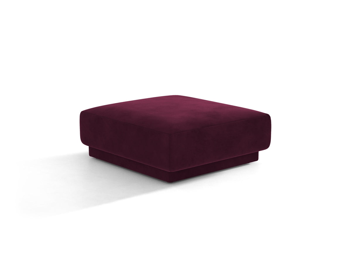 Dunkelbeiger Pouf Miley von Micadoni mit samtartigem Bluvel-Stoffbezug, quadratischer Form und kurzen Polypropylen-Beinen auf hellem Hintergrund