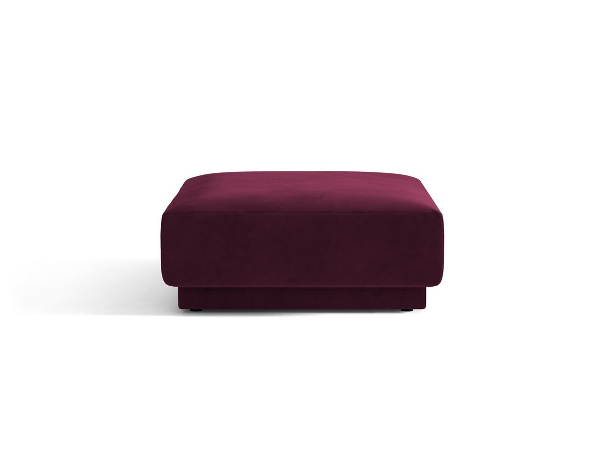 Dunkelbeiger Pouf Miley von Micadoni mit samtartigem Bluvel-Stoffbezug, quadratischer Form und kurzen Polypropylen-Beinen auf hellem Hintergrund