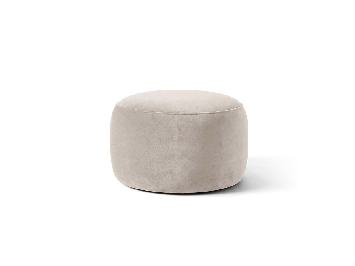 Terrakottafarbener Pouf Amalta von Micadoni mit Stoffbezug Salvador, quadratischer Form, Polyurethanschaum-Füllung und kurzen Beinen aus Polypropylen.