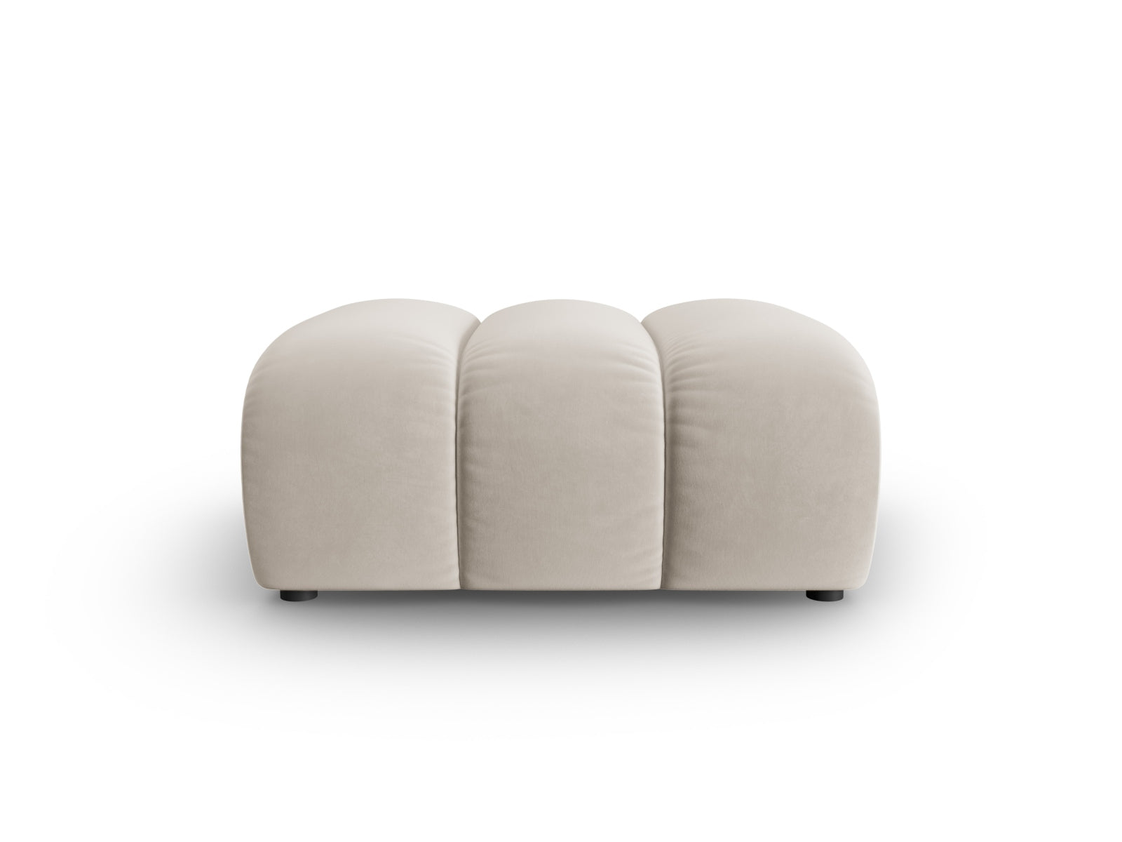 Eleganter Lupine Velour Pouf in sanftem Beige, ideal für stilvolle Wohnräume. Perfekt als Sitzgelegenheit oder dekoratives Element.