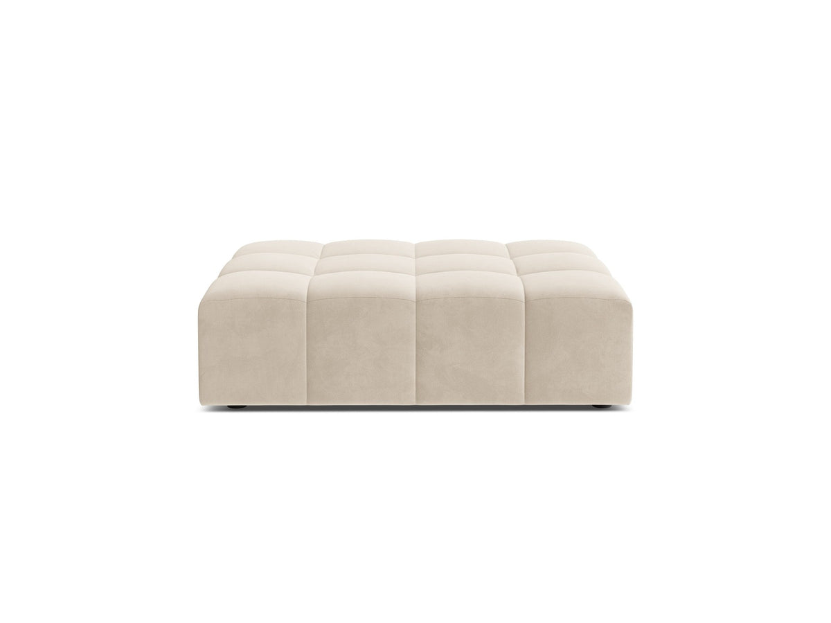Beiger Pouf Jennifer von Micadoni mit Bluvel-Stoffbezug und schwarzen Kunststoffbeinen, Masse 102 x 84 x 42 cm, freigestellt fotografiert.
