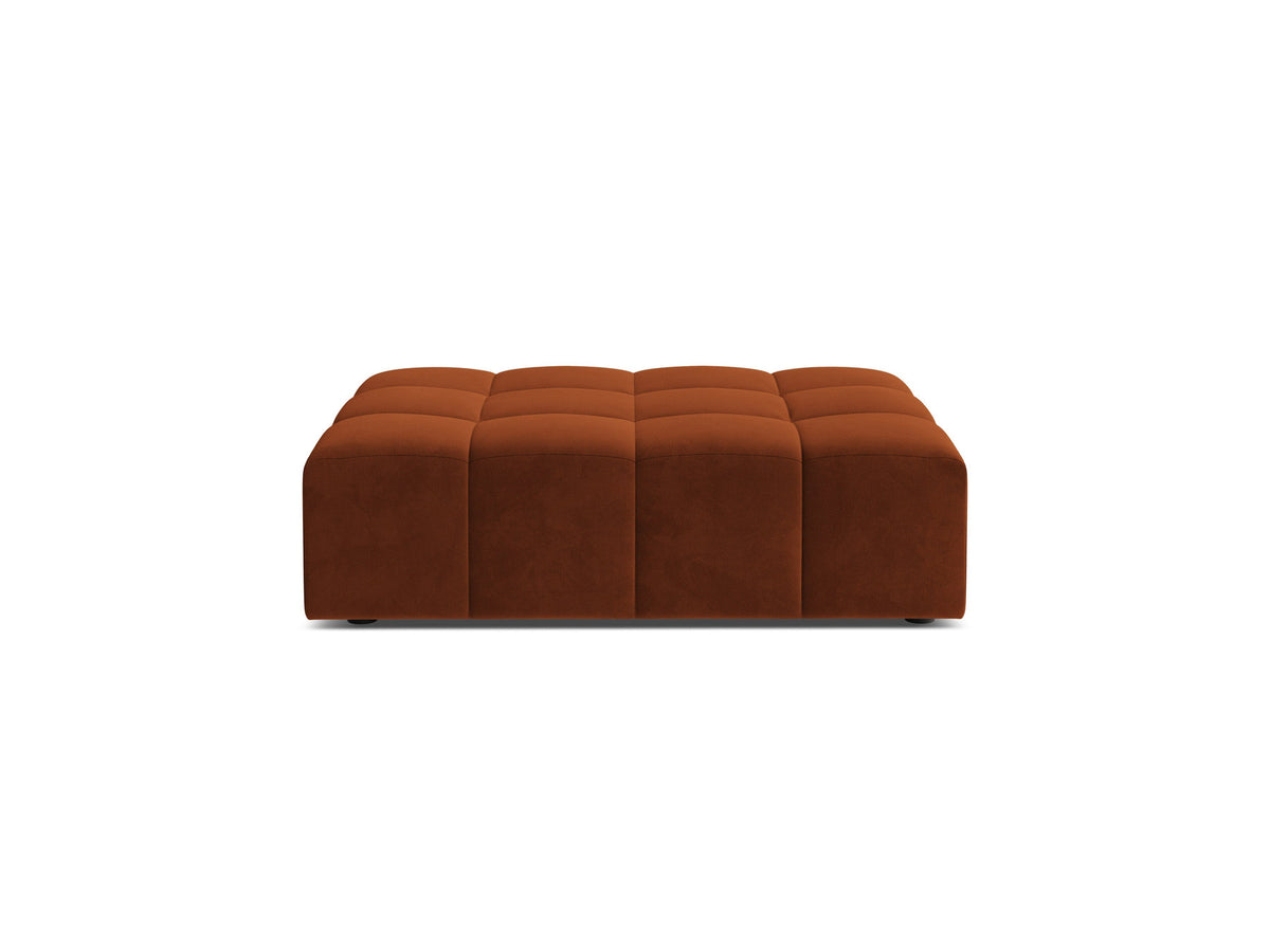 Pouf Jennifer von Micadoni in Terracotta-Bluvel-Stoff, rechteckige Form mit schwarzen Kunststoffbeinen, Massivholzrahmen sichtbar.