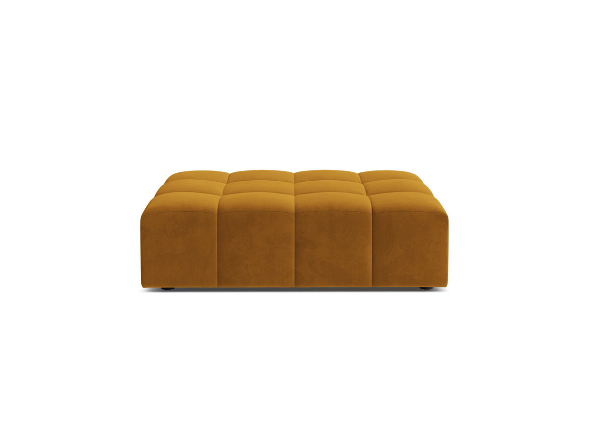 Pouf Jennifer von Micadoni in Terracotta-Bluvel-Stoff, rechteckige Form mit schwarzen Kunststoffbeinen, Massivholzrahmen sichtbar.