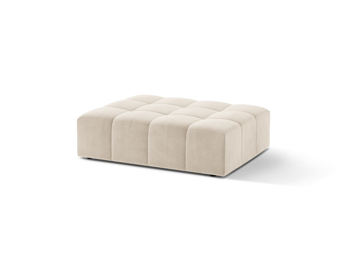 Beiger Pouf Jennifer von Micadoni mit Bluvel-Stoffbezug und schwarzen Kunststoffbeinen, Masse 102 x 84 x 42 cm, freigestellt fotografiert.