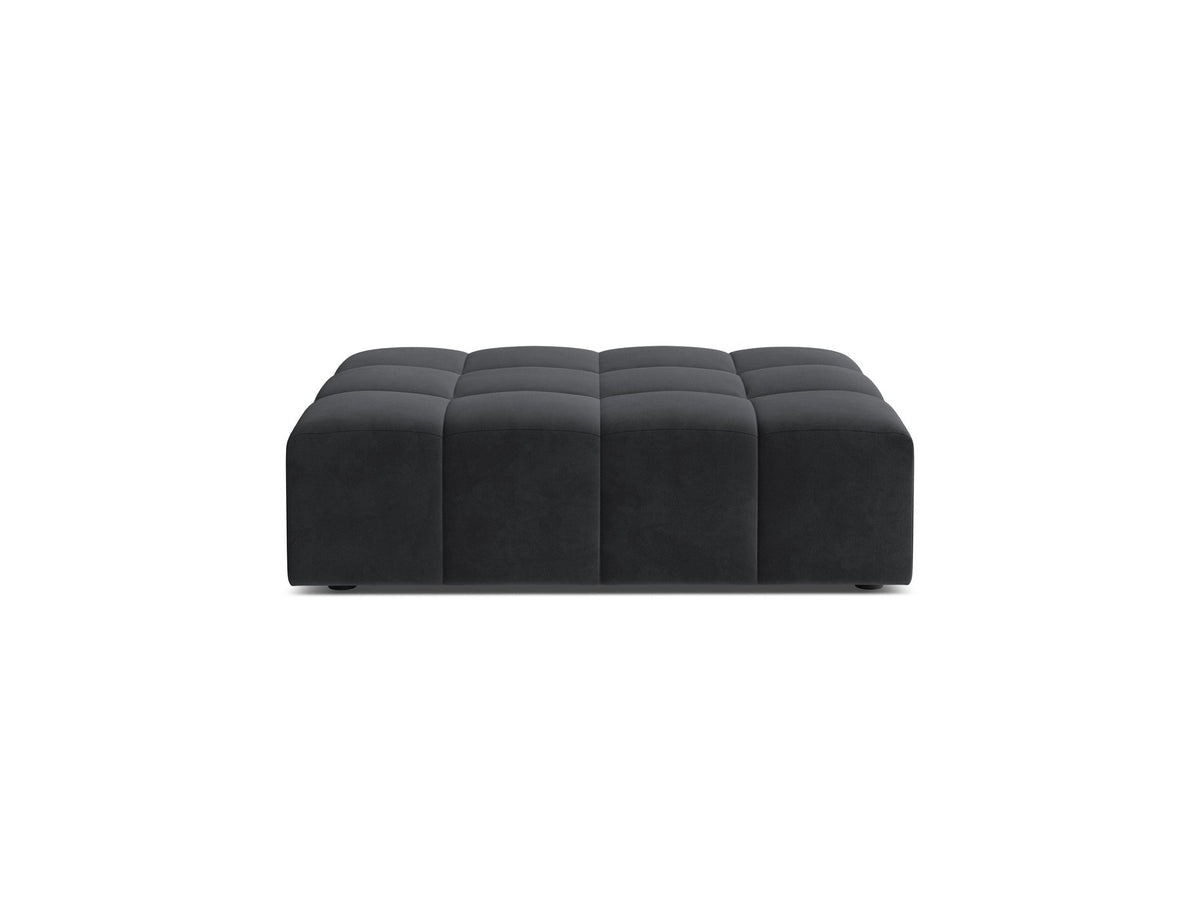 Beiger Pouf Jennifer von Micadoni mit Bluvel-Stoffbezug und schwarzen Kunststoffbeinen, Masse 102 x 84 x 42 cm, freigestellt fotografiert.
