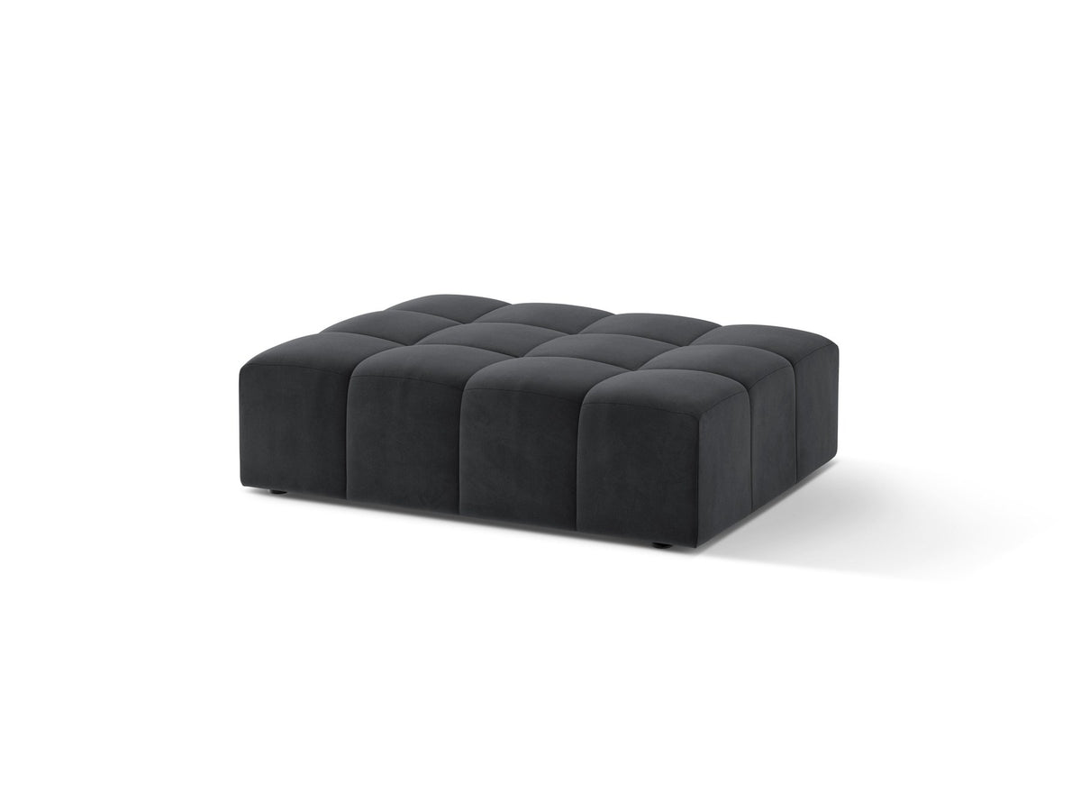 Beiger Pouf Jennifer von Micadoni mit Bluvel-Stoffbezug und schwarzen Kunststoffbeinen, Masse 102 x 84 x 42 cm, freigestellt fotografiert.
