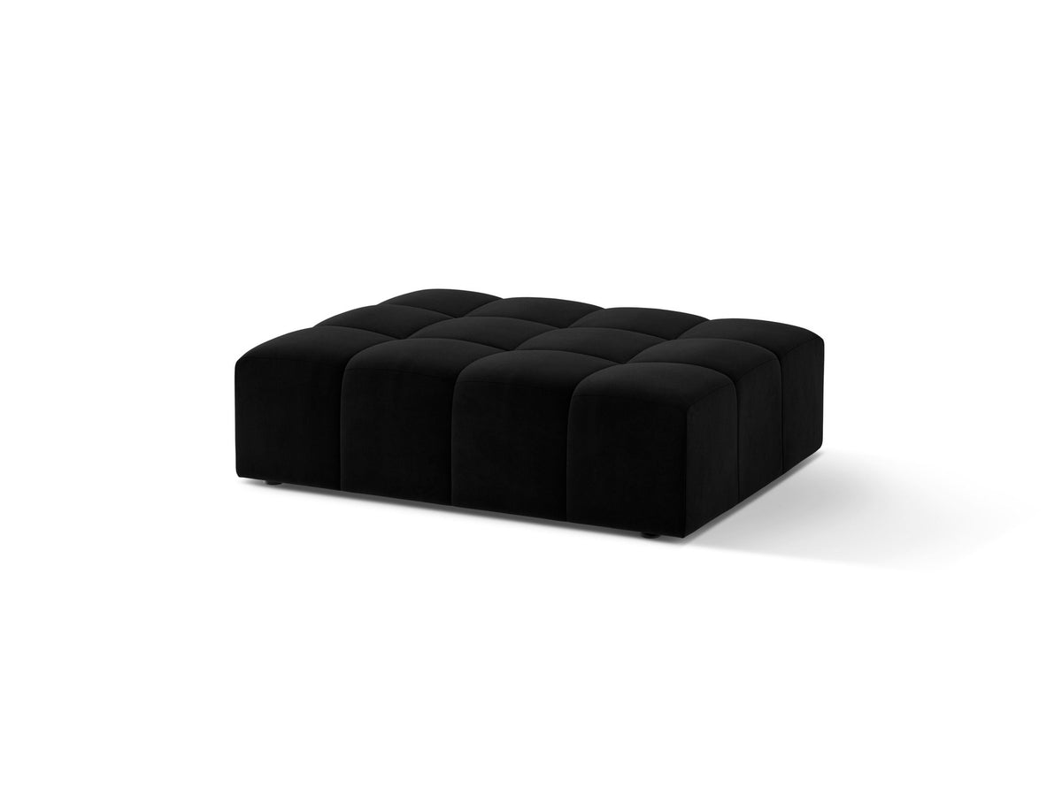 Beiger Pouf Jennifer von Micadoni mit Bluvel-Stoffbezug und schwarzen Kunststoffbeinen, Masse 102 x 84 x 42 cm, freigestellt fotografiert.