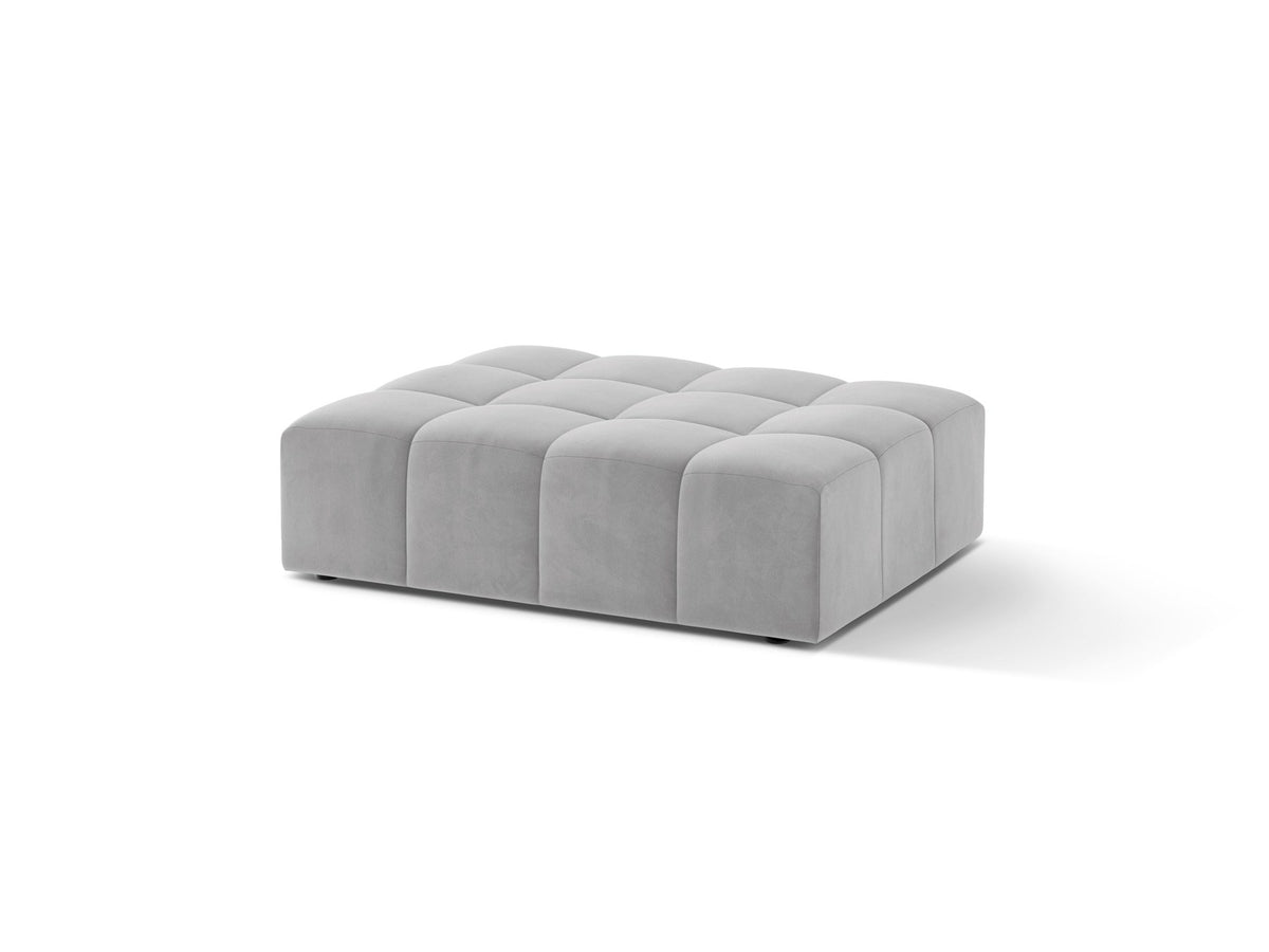 Beiger Pouf Jennifer von Micadoni mit Bluvel-Stoffbezug und schwarzen Kunststoffbeinen, Masse 102 x 84 x 42 cm, freigestellt fotografiert.