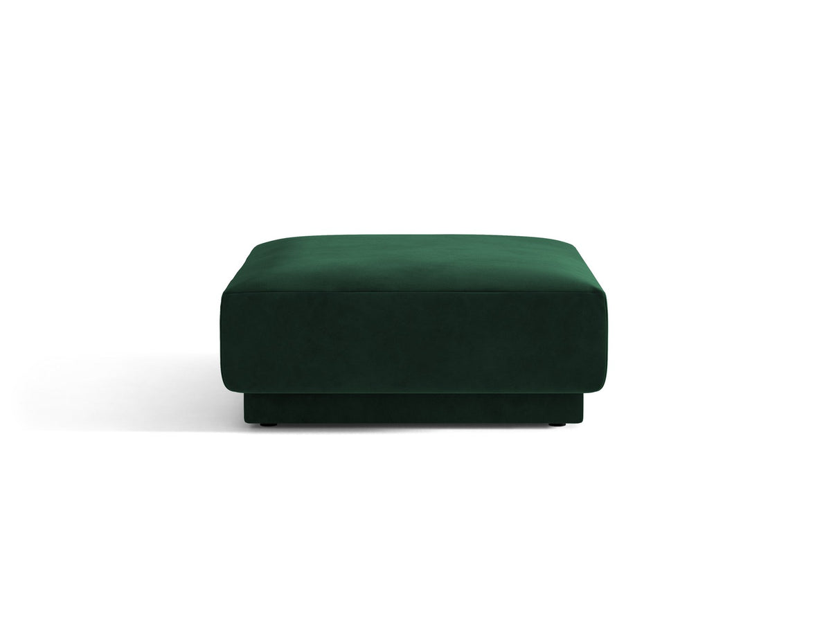 Dunkelbeiger Pouf Miley von Micadoni mit samtartigem Bluvel-Stoffbezug, quadratischer Form und kurzen Polypropylen-Beinen auf hellem Hintergrund