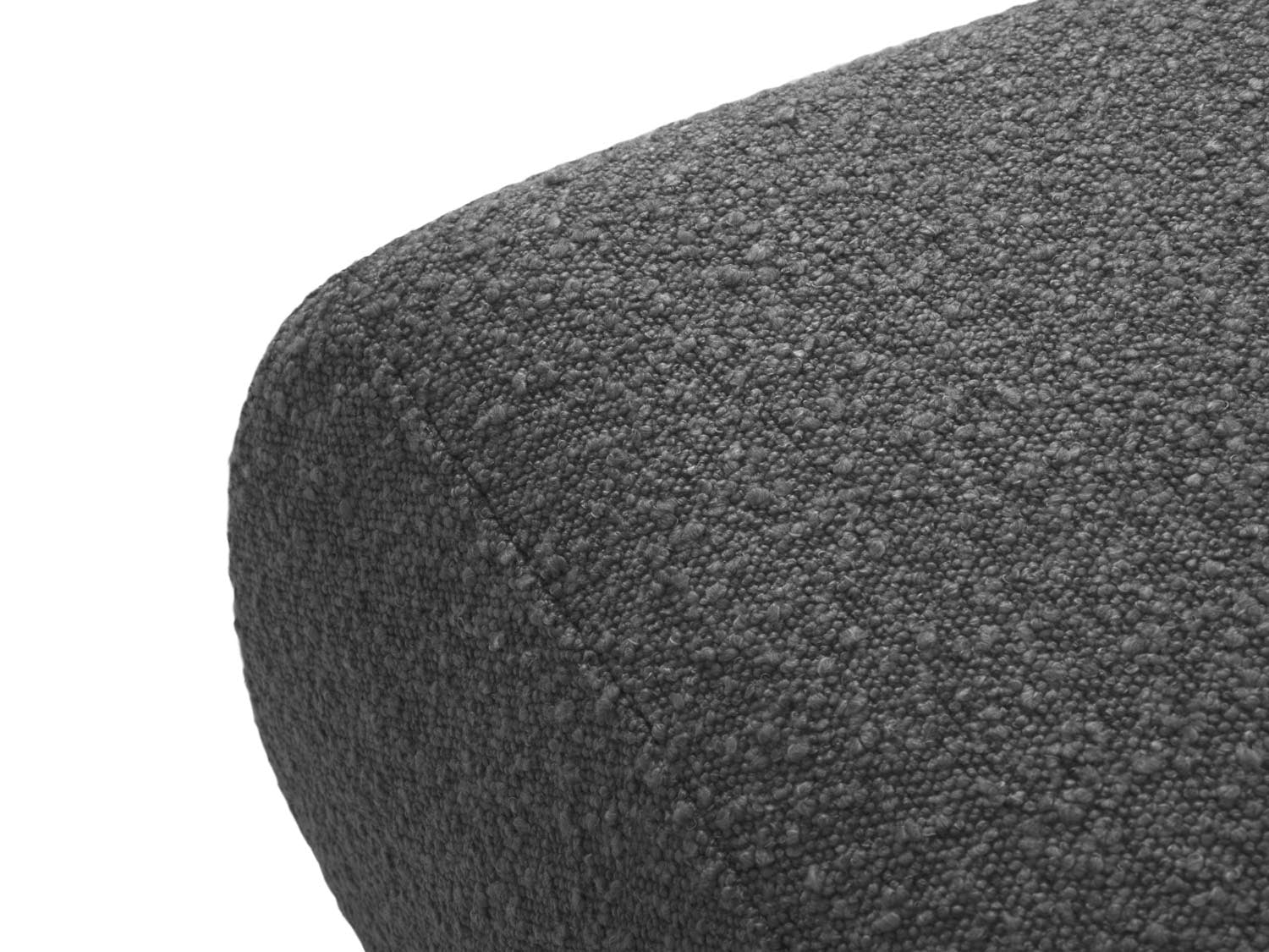 Eleganter Molino Boucle Pouf in tiefem Grau, vielseitig einsetzbar als Sitzgelegenheit oder Fußablage, ideal für stilvolle Wohnräume.