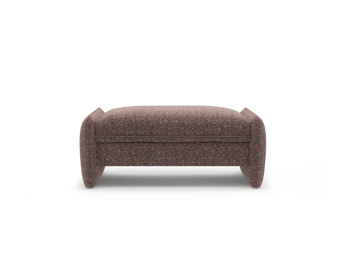 Kobaltblauer Pouf Georgia von Micadoni mit Samtvelours-Bezug, quaderförmige Form, kurze Kunststoffbeine, Masse 115x70x43 cm.