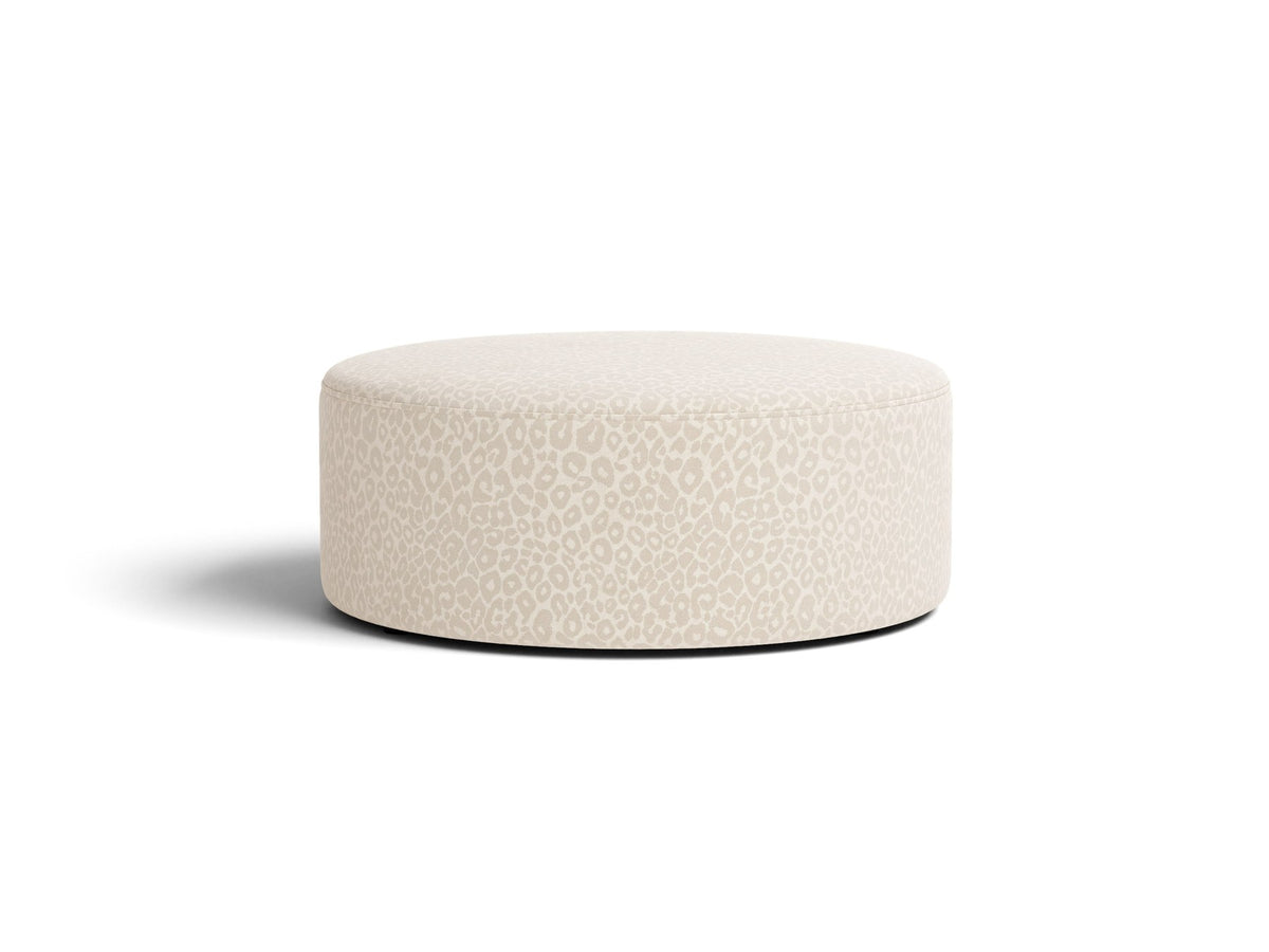 Weisser Pouf Dia von Micadoni mit strukturiertem Bouclé-Stoff, quadratischer Form und niedrigen Beinen aus Polypropylen.