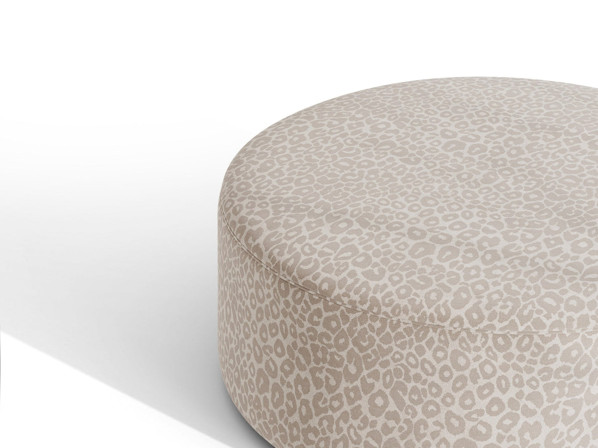 Weisser Pouf Dia von Micadoni mit strukturiertem Bouclé-Stoff, quadratischer Form und niedrigen Beinen aus Polypropylen.
