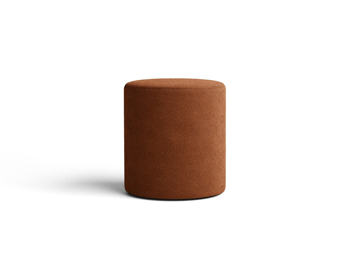 Pouf Dia von Micadoni mit strukturiertem Bouclé-Stoff, quadratischer Sitzfläche und kurzen Beinen aus Polypropylen.