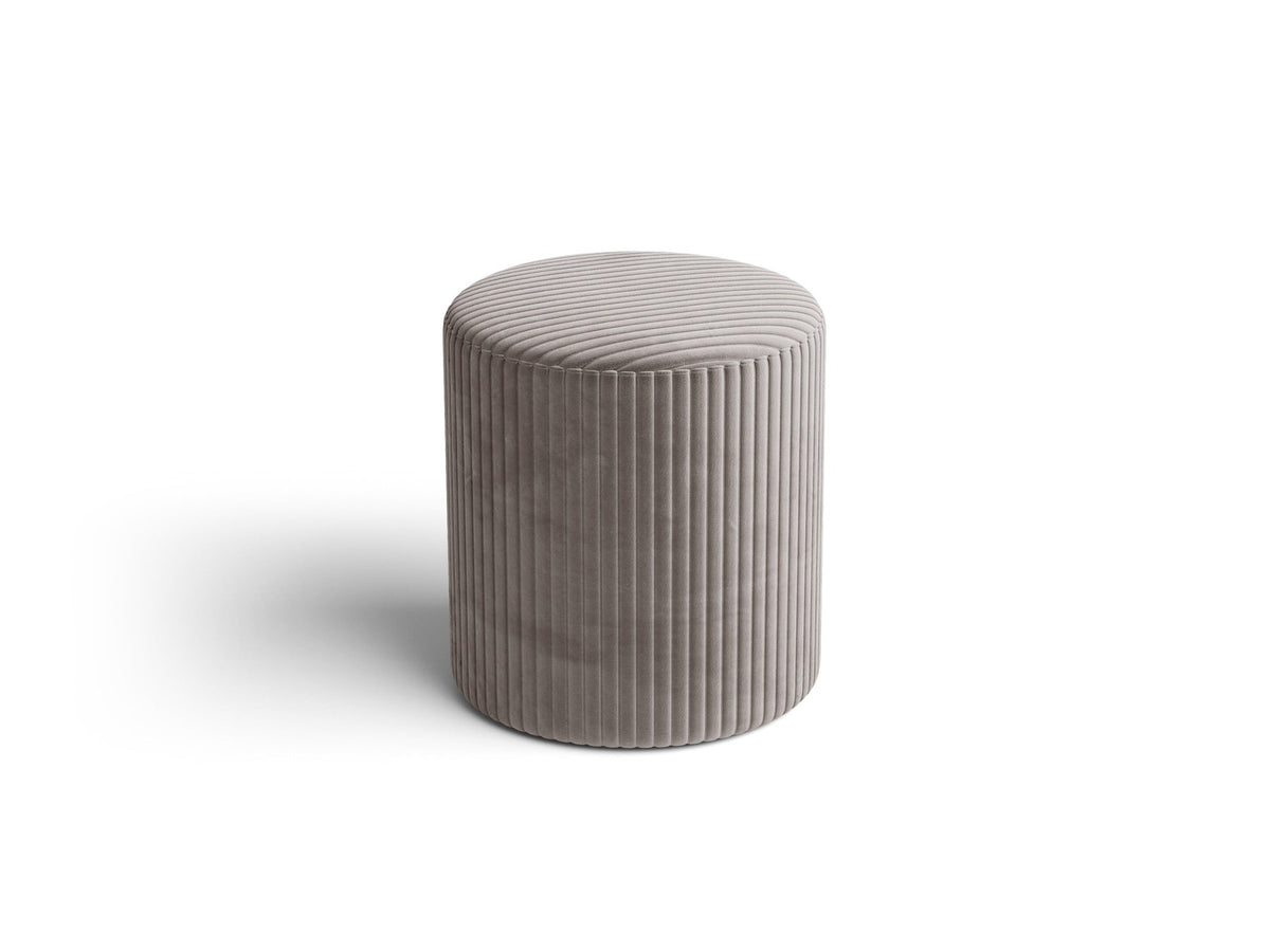 Pouf Dia von Micadoni mit strukturiertem Bouclé-Stoff, quadratischer Sitzfläche und kurzen Beinen aus Polypropylen.