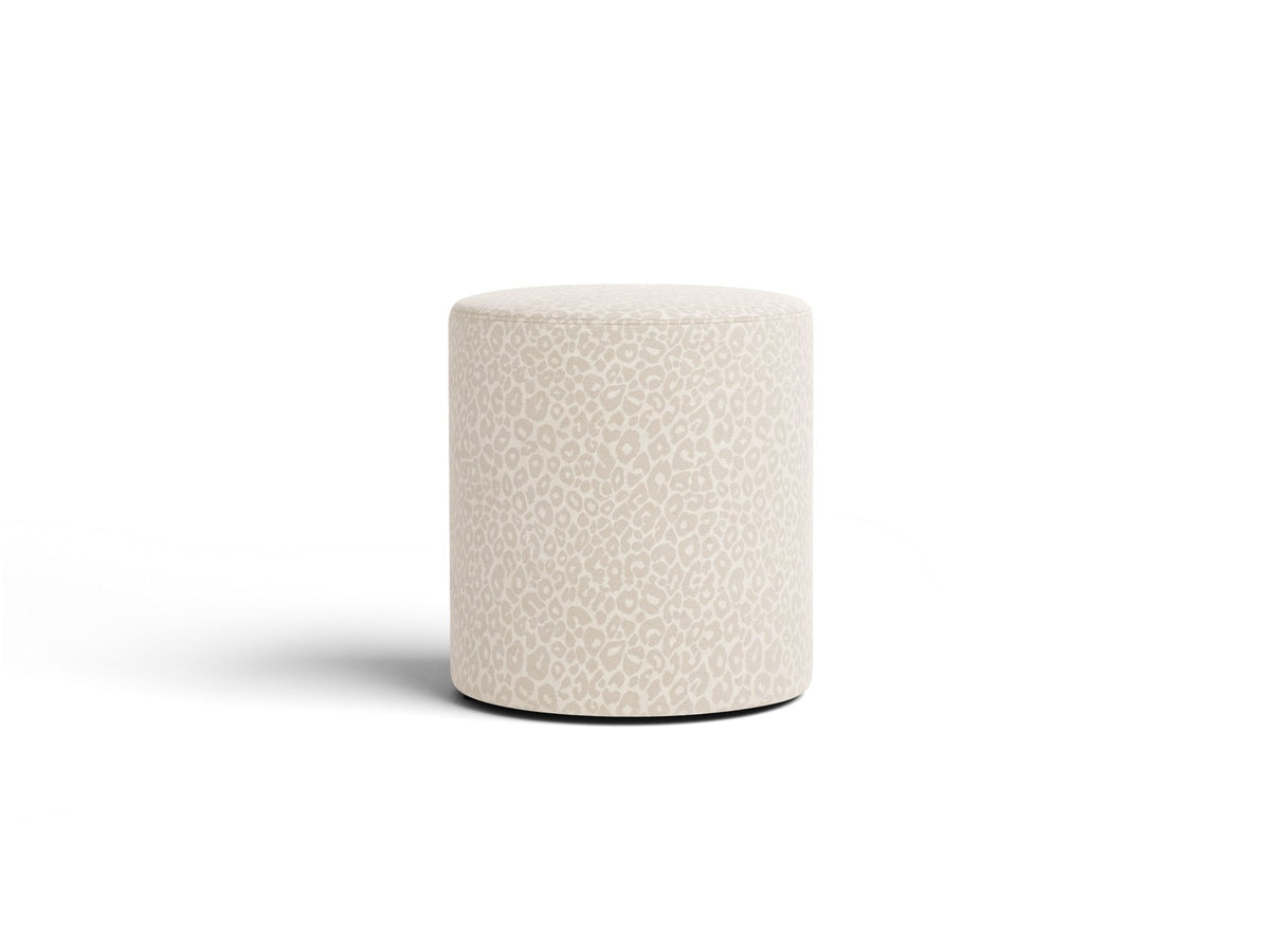 Pouf Dia von Micadoni mit strukturiertem Bouclé-Stoff, quadratischer Sitzfläche und kurzen Beinen aus Polypropylen.