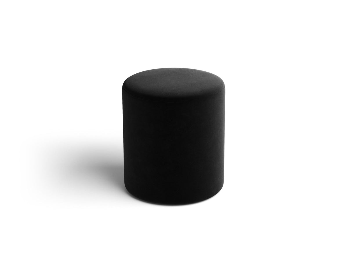 Pouf Dia von Micadoni mit strukturiertem Bouclé-Stoff, quadratischer Sitzfläche und kurzen Beinen aus Polypropylen.