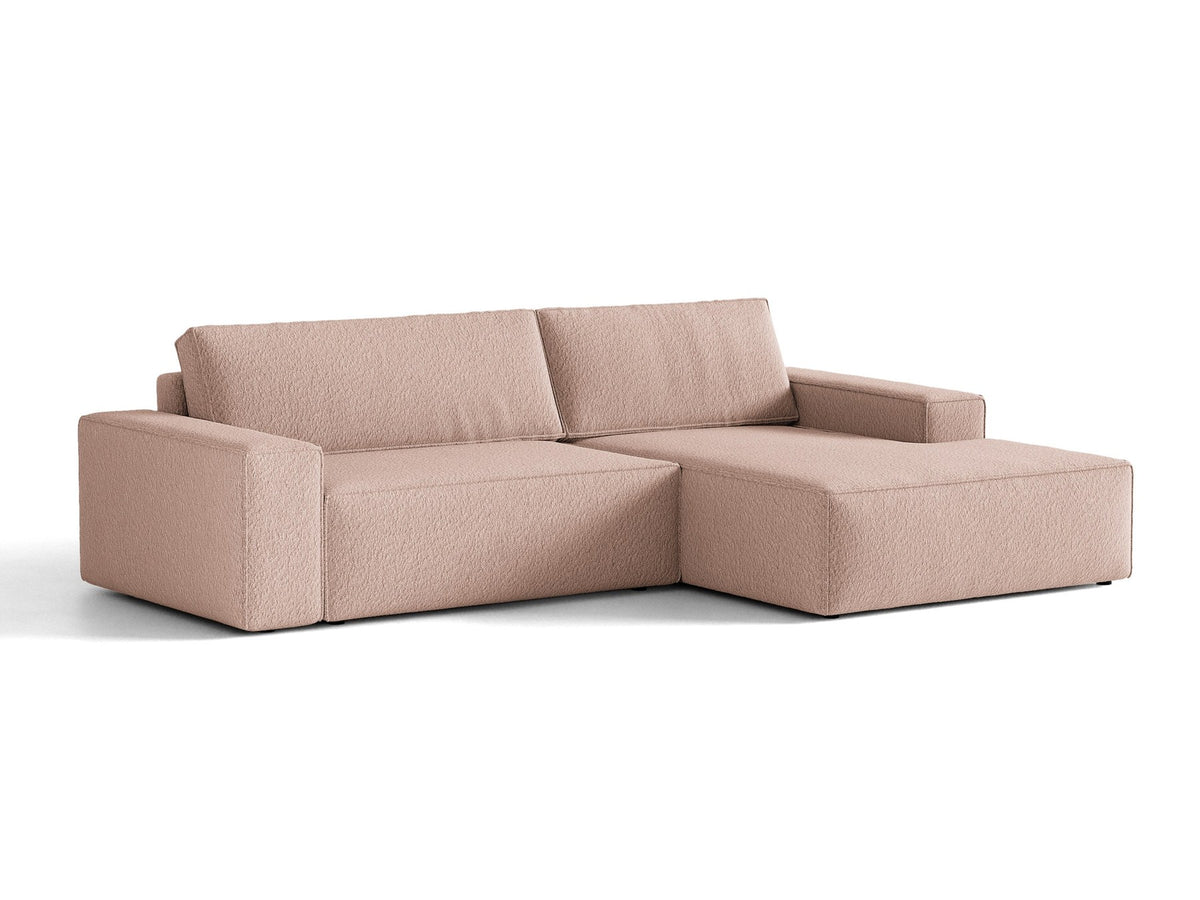 Braunes Ecksofa Jodie von Micadoni mit Bouclé-Stoffbezug, schwarzen Kunststoffbeinen und ausklappbarem Bettkasten, linke Ausrichtung.