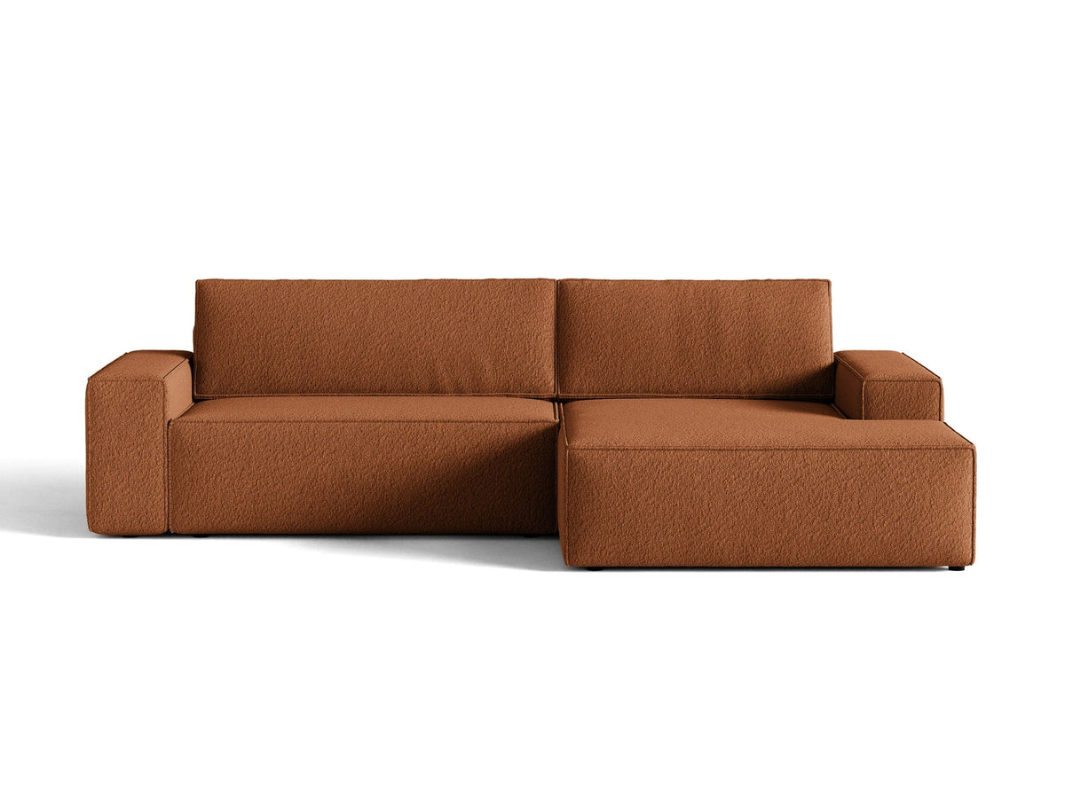 Braunes Ecksofa Jodie von Micadoni mit Bouclé-Stoffbezug, schwarzen Kunststoffbeinen und ausklappbarem Bettkasten, linke Ausrichtung.
