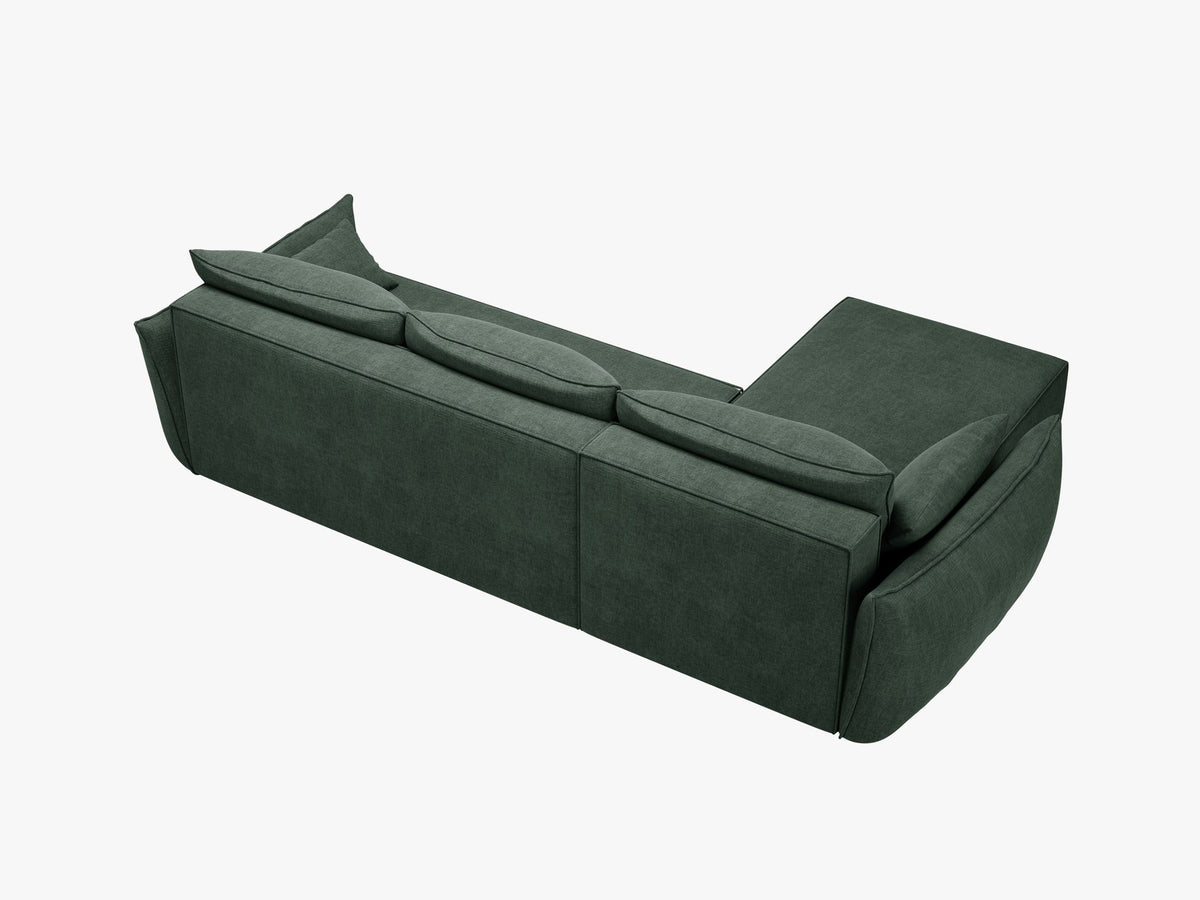 Beige Ecksofa Kaelle von Micadoni mit Chenille-Bezug, schwarzen Kunststoffbeinen und sichtbarem Bettkasten, rechts ausgerichtetes Bettsofa im Wohnraum.