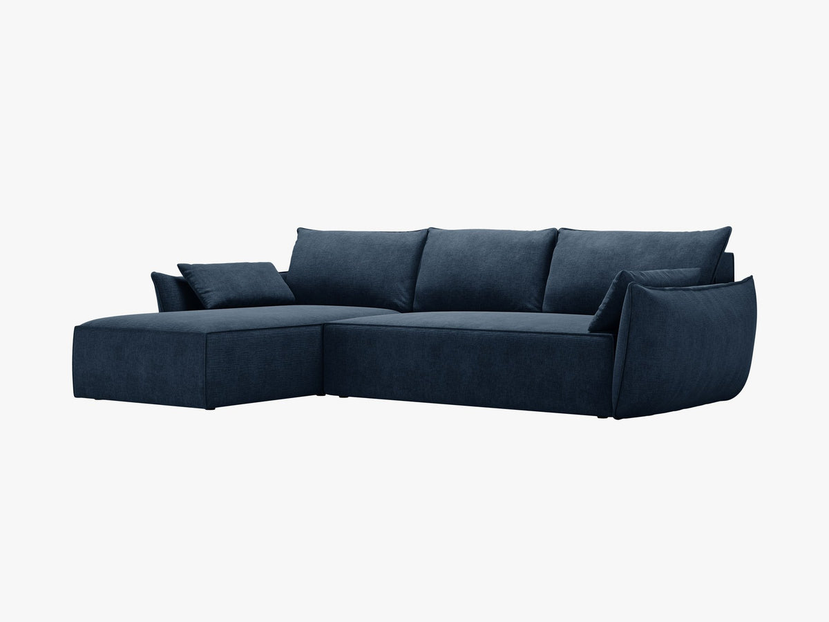 Beige Ecksofa Kaelle von Micadoni mit Chenille-Bezug, schwarzen Kunststoffbeinen und sichtbarem Bettkasten, rechts ausgerichtetes Bettsofa im Wohnraum.