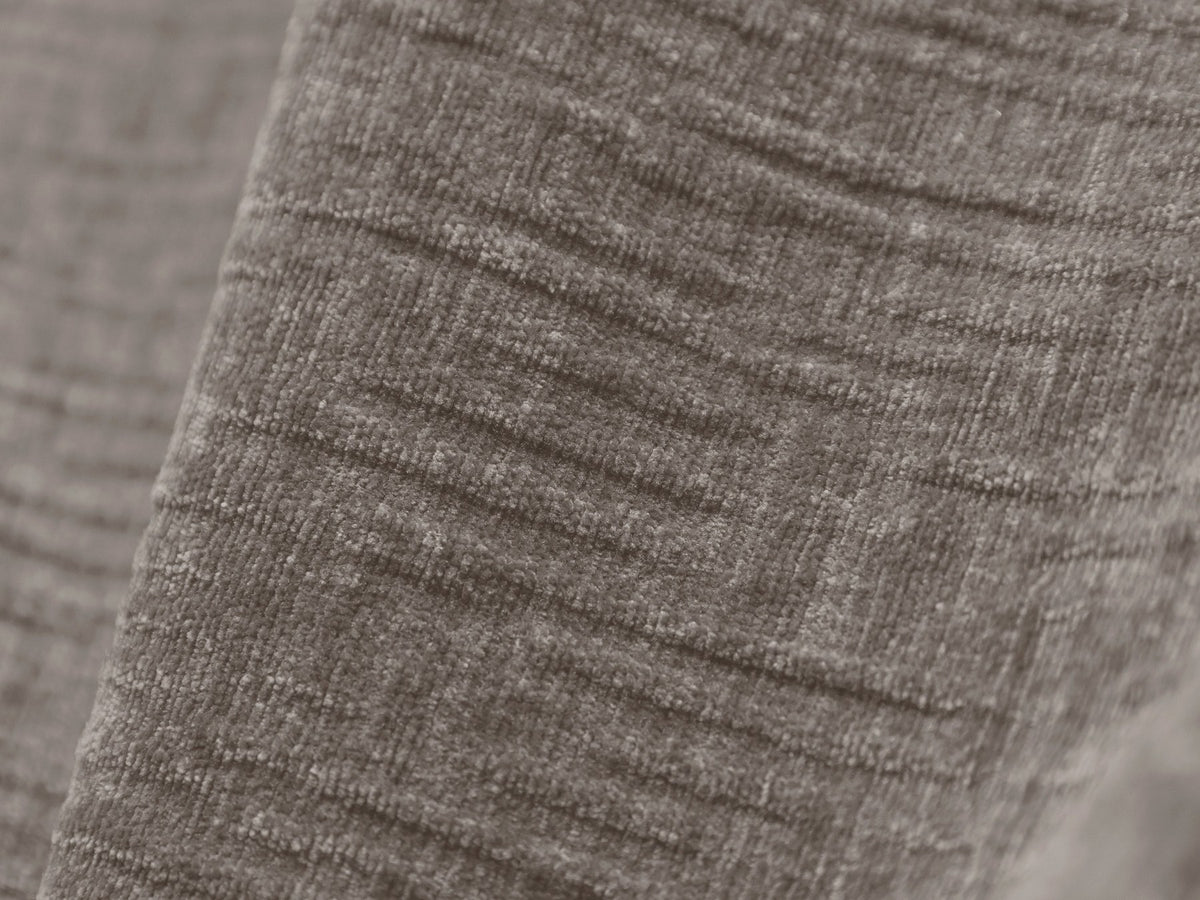 Beige Ecksofa Kaelle von Micadoni mit Chenille-Bezug, schwarzen Kunststoffbeinen und sichtbarem Bettkasten, rechts ausgerichtetes Bettsofa im Wohnraum.