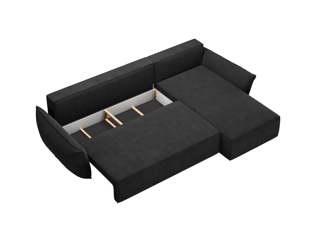 Beige Ecksofa Kaelle von Micadoni mit Chenille-Bezug, schwarzen Kunststoffbeinen und sichtbarem Bettkasten, rechts ausgerichtetes Bettsofa im Wohnraum.