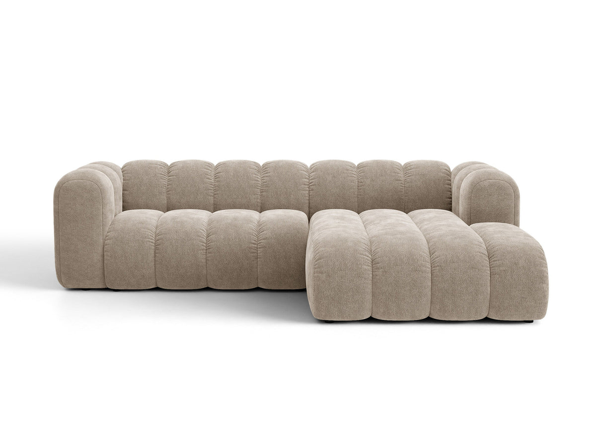 Beiges Ecksofa Lupine von Micadoni mit rechter Ausrichtung, Stoffbezug Eden Pearl, schwarzen Kunststoffbeinen und integriertem Bettkasten.