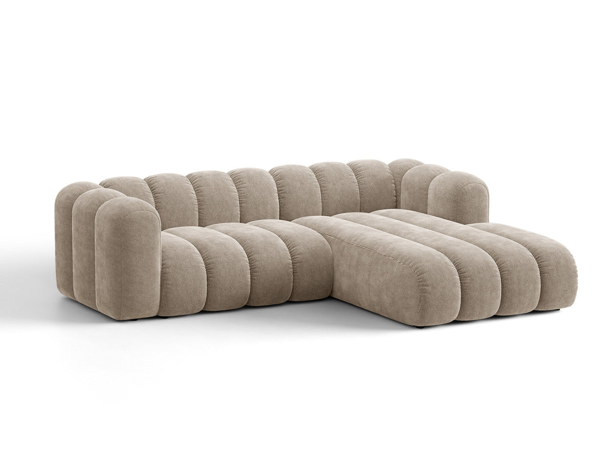 Beiges Ecksofa Lupine von Micadoni mit rechter Ausrichtung, Stoffbezug Eden Pearl, schwarzen Kunststoffbeinen und integriertem Bettkasten.