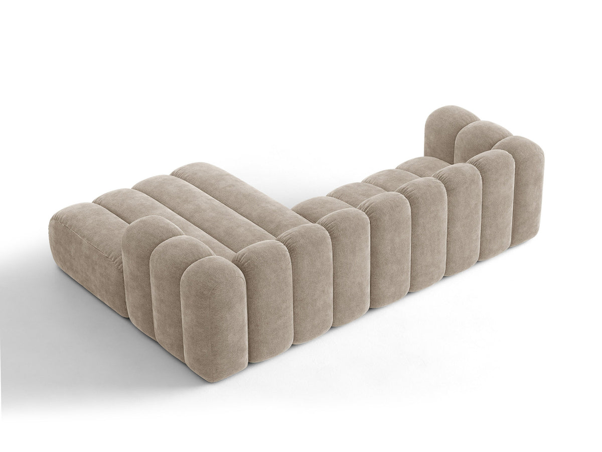 Beiges Ecksofa Lupine von Micadoni mit rechter Ausrichtung, Stoffbezug Eden Pearl, schwarzen Kunststoffbeinen und integriertem Bettkasten.