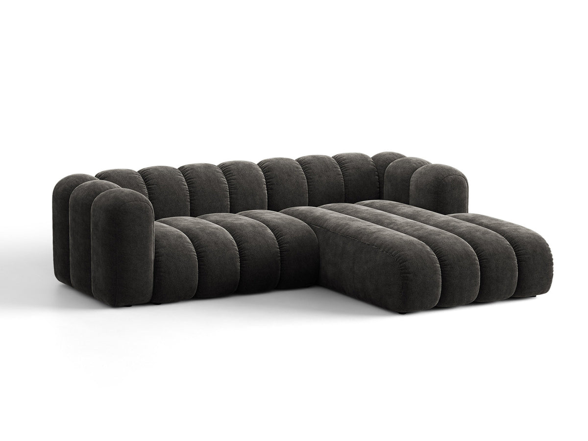 Beiges Ecksofa Lupine von Micadoni mit rechter Ausrichtung, Stoffbezug Eden Pearl, schwarzen Kunststoffbeinen und integriertem Bettkasten.