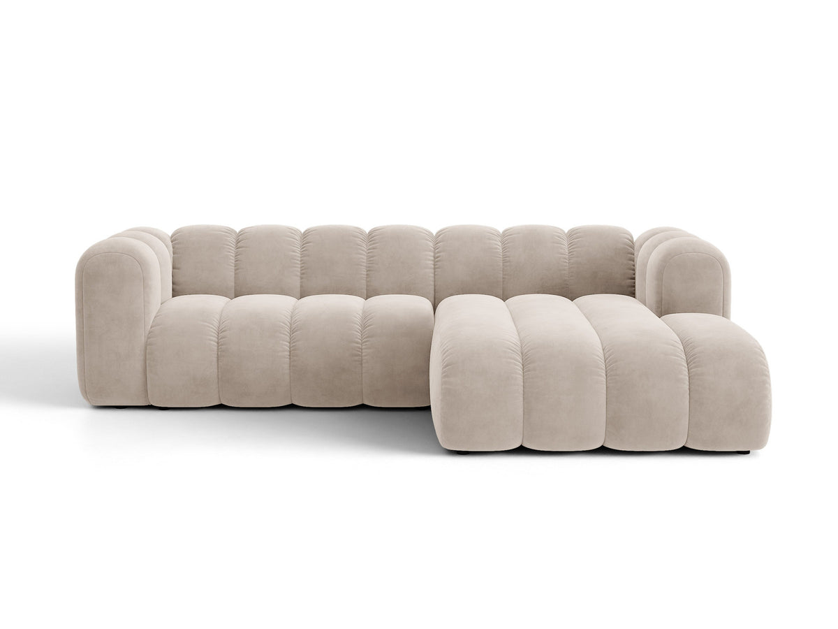 Beiges Ecksofa Lupine von Micadoni mit rechter Ausrichtung, Stoffbezug Eden Pearl, schwarzen Kunststoffbeinen und integriertem Bettkasten.