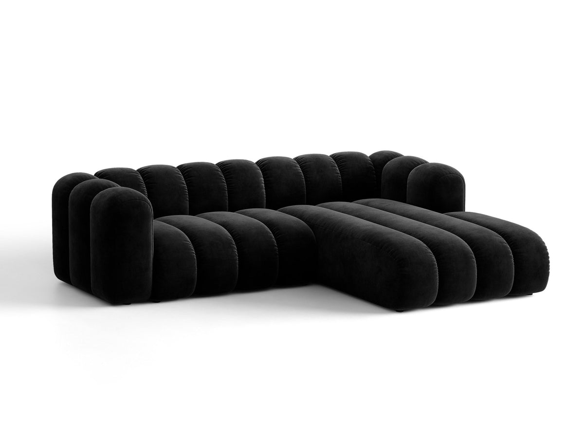 Beiges Ecksofa Lupine von Micadoni mit rechter Ausrichtung, Stoffbezug Eden Pearl, schwarzen Kunststoffbeinen und integriertem Bettkasten.